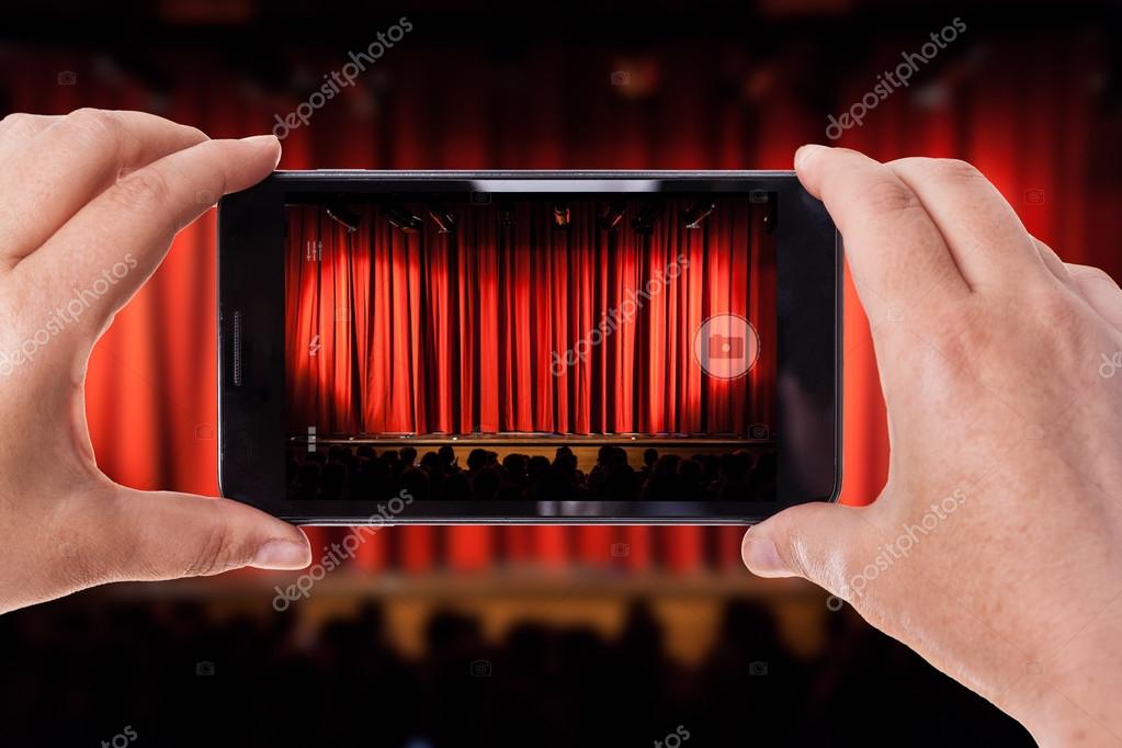 Bühnenlicht auf eine Sängerin während eines Auftritts