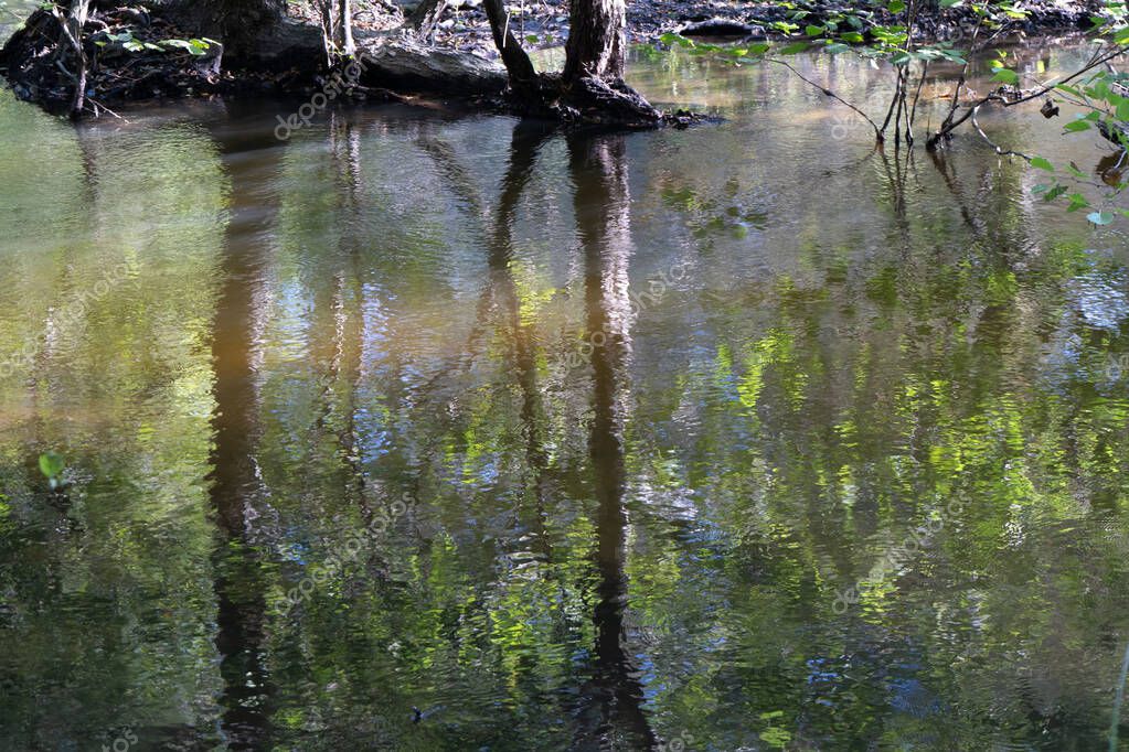 Wasserreflexionen in zarten Blautönen